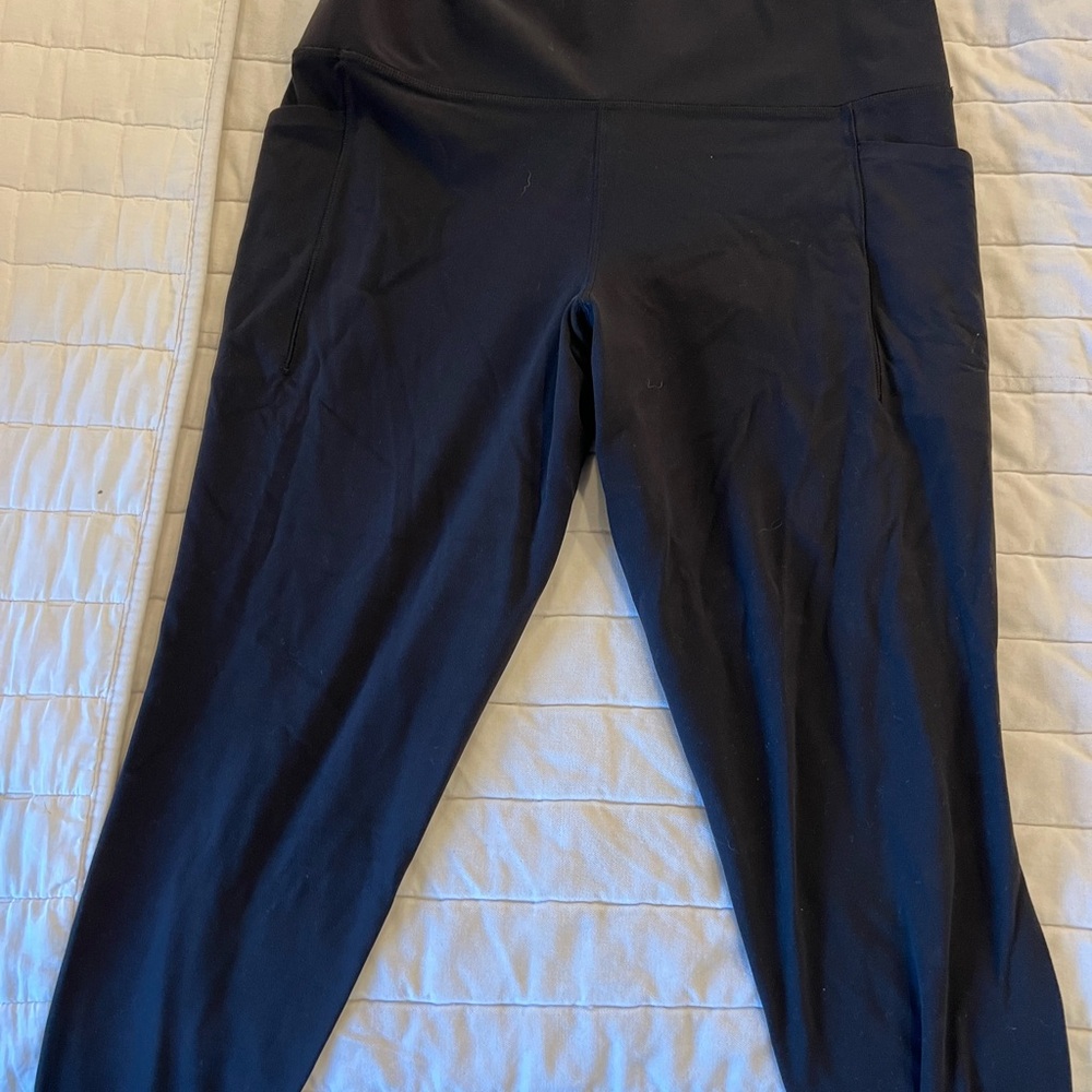 Athleta Salutation Stash tight in black Lg